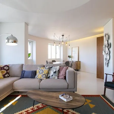 Architectural Poetry In An Unique 3bdrs View Flat Apartment *