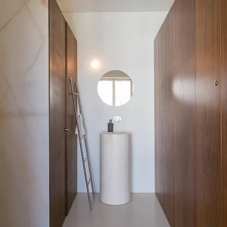 Architectural Poetry In An Unique 3bdrs View Flat Лиссабон