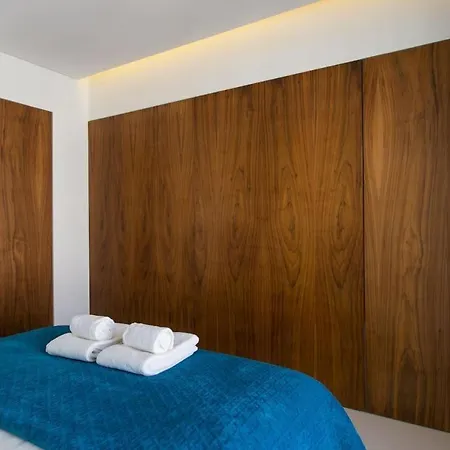 Architectural Poetry In An Unique 3bdrs View Flat Лиссабон