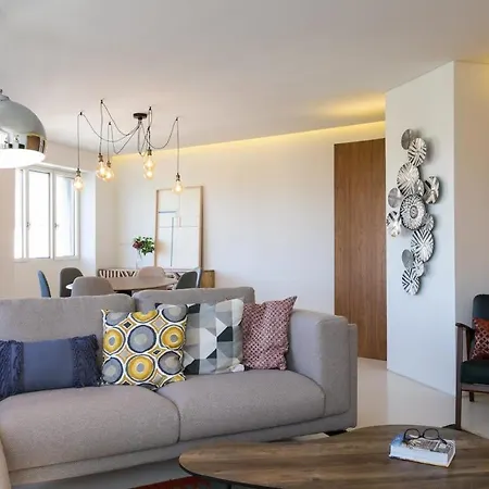 Architectural Poetry In An Unique 3bdrs View Flat Лиссабон